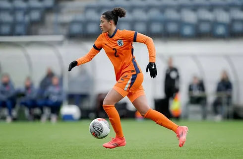 Naomi van der Linden nu, spelend bij Ajax en Oranje O19